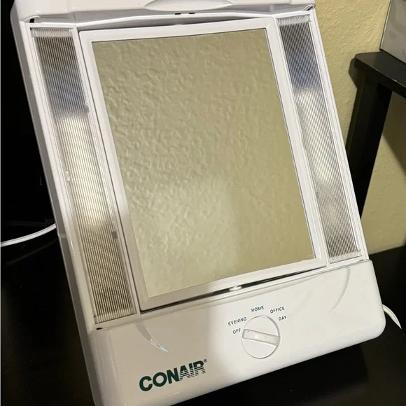 White Lighted Makeup Mirror - Picture 6 of 7